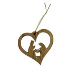 Adornos navideños en forma de corazon de la Sagrada Familia de madera de olivo