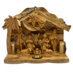 Belén musical de Navidad, cueva del nacimiento de Jesús, tallado en madera de olivo de Belén.