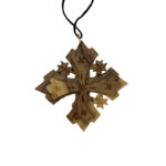 Collar con colgante de cruz rechoncha tallada en madera vintage