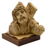 “Adquiere esta conmovedora figura en madera de olivo de Tierra Santa, que captura con detalle el sacrificio de Jesús cargando la cruz, reflejando su sufrimiento y profunda tristeza en su camino hacia la redención.”